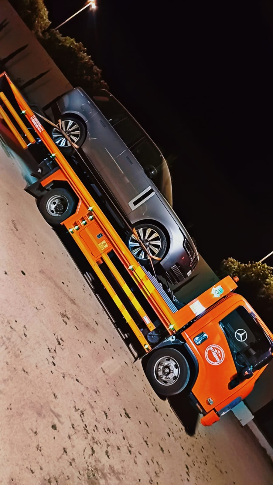 سطحة نقل سيارات ليلاً
